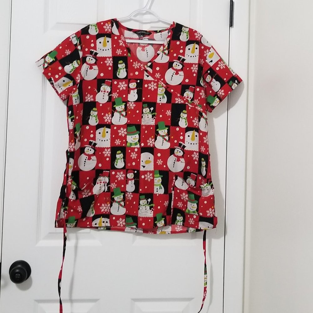 Cassandra O Winter scrub top size L